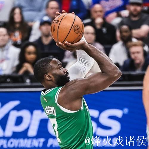 高效得分却失准，布朗罚球失常致逆转，五年2.85亿合同是否值得？